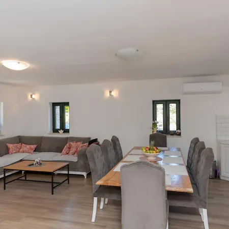 Villa Mir - Makarska By Guide *
