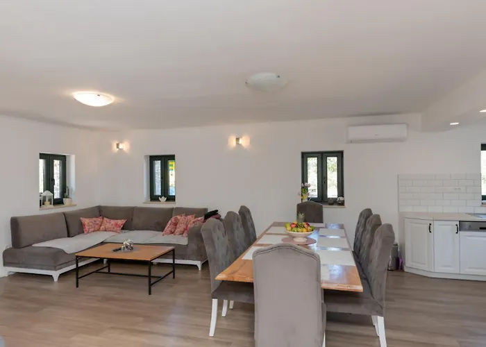 Villa Mir - Makarska By Guide *