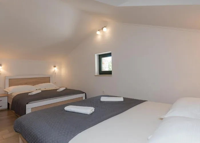 Mir - Makarska By Guide *